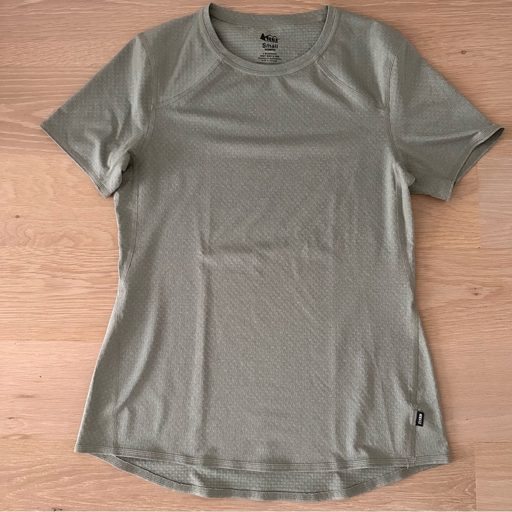 REI - WOMAN'S T-SHIRT - SIZE SMALL - EXCELLENT CONDITION - WORN ONCE